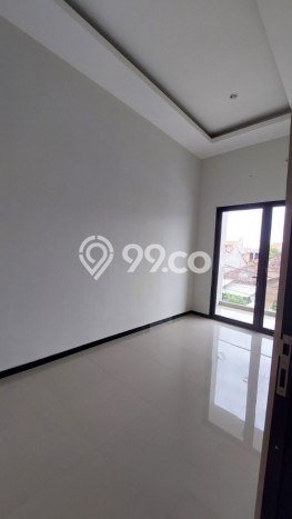 SIAP HUNI! Rumah Strategis di Rungkut, Luas 100m2m² Bangunan 140m2m² SIAP HUNI! Rumah Strategis di Rungkut, Luas 100m2m² Bangunan 140m2m²