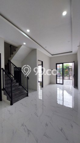 For Sale Hunian Rumah Terawat 4 KT di Pakuwon City, Surabaya For Sale Hunian Rumah Terawat 4 KT di Pakuwon City, Surabaya