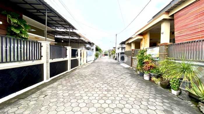 Lokasi terbaik! Rumah siap pakai dikontrakkan di Colomadu LB 98m2 Lokasi terbaik! Rumah siap pakai dikontrakkan di Colomadu LB 98m2