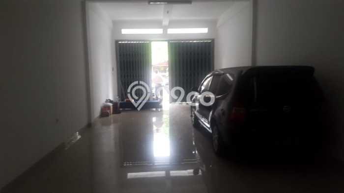 LOKASI TERBAIK! Ruko Kawasan Laweyan, Luas 176m2m², Area Komersial LOKASI TERBAIK! Ruko Kawasan Laweyan, Luas 176m2m², Area Komersial