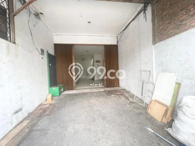 Ruko Disewa di Jakarta Barat dengan LB 120m2 Area Komersial Ramai Ruko Disewa di Jakarta Barat dengan LB 120m2 Area Komersial Ramai