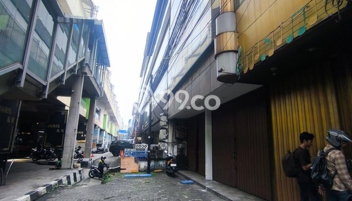 Ruko Kawasan Kebayoran Baru, Luas 688m2m², Area Komersial, Ramai Ruko Kawasan Kebayoran Baru, Luas 688m2m², Area Komersial, Ramai