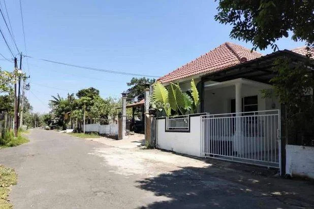 RUMAH SIAP HUNI FURNISHED PRIVATE POOL DEKAT BANDARA ADISUCIPTO RUMAH SIAP HUNI FURNISHED PRIVATE POOL DEKAT BANDARA ADISUCIPTO