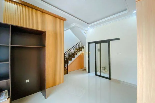 RUMAH ASRI 2 LANTAI FURNISHED, 2 MENIT KE KAMPUS UKRIM RUMAH ASRI 2 LANTAI FURNISHED, 2 MENIT KE KAMPUS UKRIM