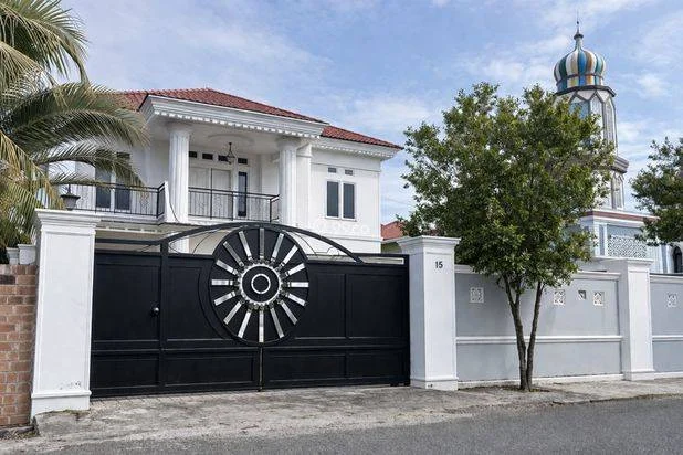 Rumah Mewah + 5 Kamar Kost + 1 Ruang Usaha di Pusat Kota Gorontalo — Dijual Cepat Rumah Mewah + 5 Kamar Kost + 1 Ruang Usaha di Pusat Kota Gorontalo — Dijual Cepat