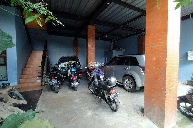 RUMAH 2 LANTAI LUAS DAN LEGA, 4 MENIT KE STADION MAGUWOHARJO RUMAH 2 LANTAI LUAS DAN LEGA, 4 MENIT KE STADION MAGUWOHARJO