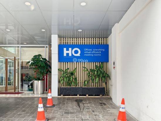 Singgah, bekerja, atau berkolaborasi di pusat bisnis HQ Tower profesional kami Singgah, bekerja, atau berkolaborasi di pusat bisnis HQ Tower profesional kami