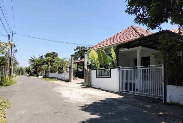 RUMAH SIAP HUNI FURNISHED PRIVATE POOL DEKAT BANDARA ADISUCIPTO RUMAH SIAP HUNI FURNISHED PRIVATE POOL DEKAT BANDARA ADISUCIPTO