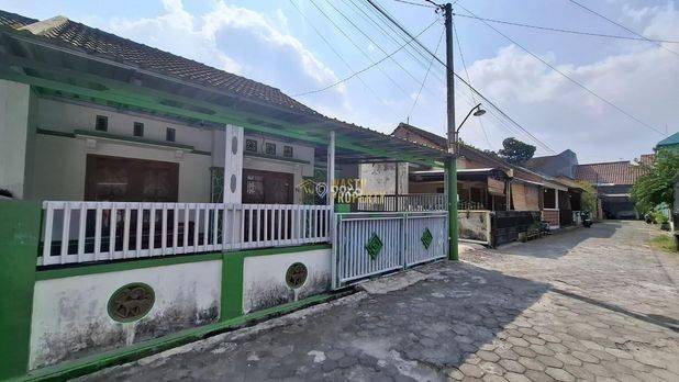 RUMAH SECCOND MURAH 5 MENIT DARI MALL AMPLAZ JOGJA RUMAH SECCOND MURAH 5 MENIT DARI MALL AMPLAZ JOGJA