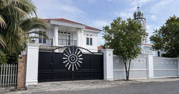 Rumah Mewah + 5 Kamar Kost + 1 Ruang Usaha di Pusat Kota Gorontalo — Dijual Cepat Rumah Mewah + 5 Kamar Kost + 1 Ruang Usaha di Pusat Kota Gorontalo — Dijual Cepat
