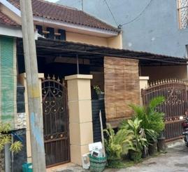 Hunian di komplek perumahan tepi Jalan Raya Mojolaban