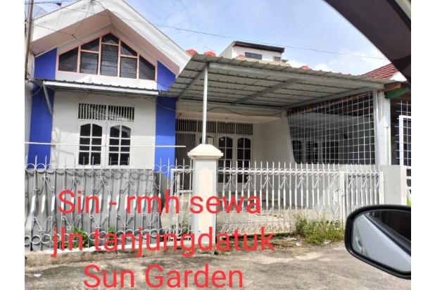 Rumah kamar tiga dekat sekolah dan pasar