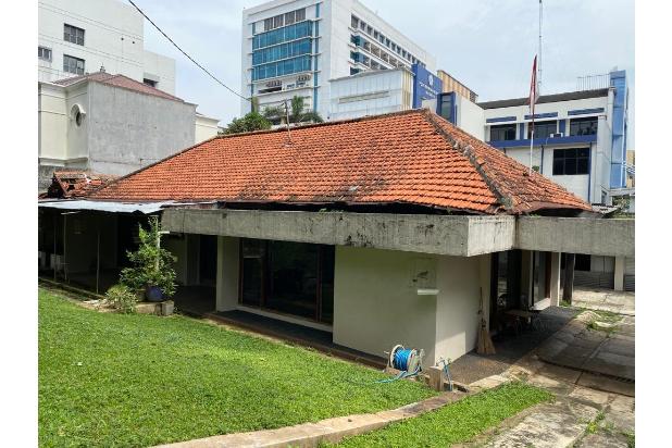 Rumah tua hitung tanah harga miring harus cepat laku di Hang Jebat kawasan elite Kebayoran baru Jakarta Selatan 