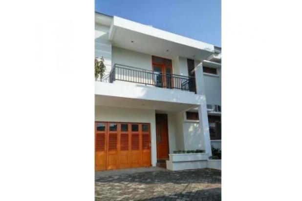 Rumah di Kemang, 2 Lantai, Pool, Siap Huni, Strategis