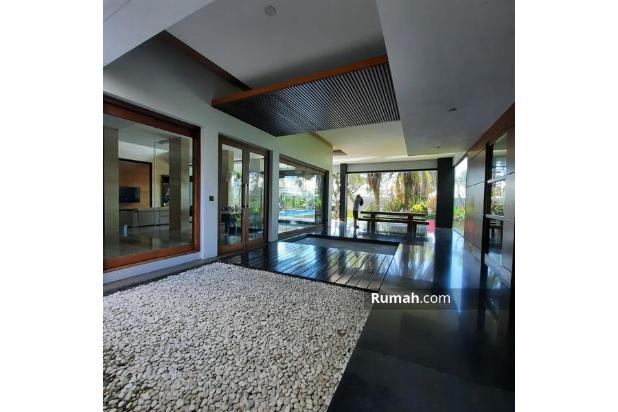 RUMAH LUX HALAMAN LUAS ADA KOLAM RENANG DUA LANTAI DI KOMPLEK BUDI INDAH, SETIABUDI, UPI, BANDUNG UTARA, BANDUNG