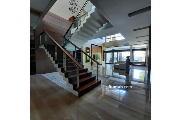 RUMAH LUX HALAMAN LUAS ADA KOLAM RENANG DUA LANTAI DI KOMPLEK BUDI INDAH, SETIABUDI, UPI, BANDUNG UTARA, BANDUNG