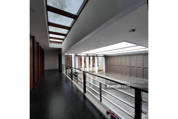 RUMAH LUX HALAMAN LUAS ADA KOLAM RENANG DUA LANTAI DI KOMPLEK BUDI INDAH, SETIABUDI, UPI, BANDUNG UTARA, BANDUNG