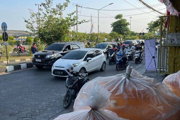 0730 Disewakan Ruko 400m2 2 Lantai Nol Jalan di Gkb Gresik