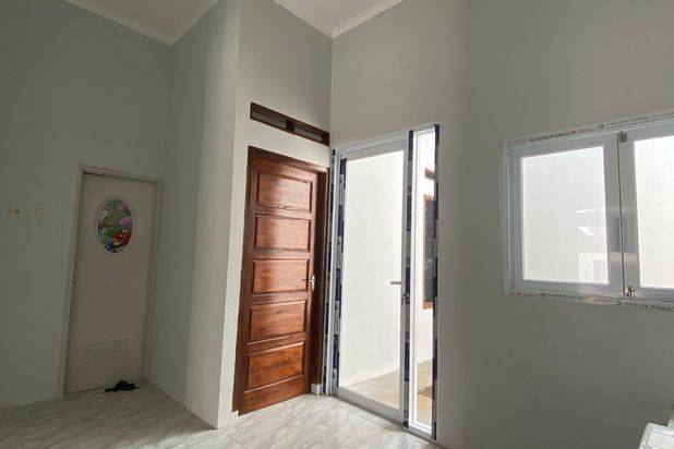 Rumah samping alfamart jl utama row jl lebar