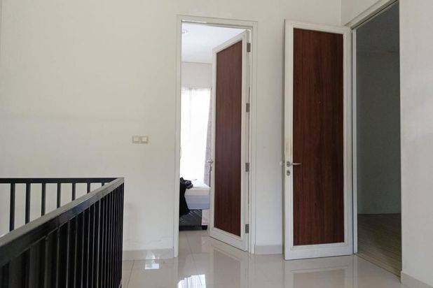 Rumah modern minimalis tengah kota Semarang daerah elit siap pakai dekat tol dekat Akpol dekat sekolah internasional disewakan di Graha Candi Golf Jangli Candisari Semarang atas