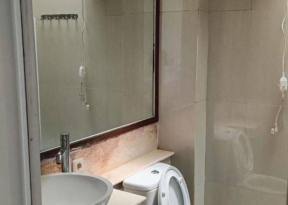 Rumah modern minimalis tengah kota Semarang daerah elit siap pakai dekat tol dekat Akpol dekat sekolah internasional disewakan di Graha Candi Golf Jangli Candisari Semarang atas