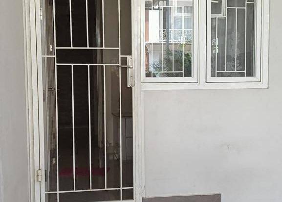 Rumah modern minimalis tengah kota Semarang daerah elit siap pakai dekat tol dekat Akpol dekat sekolah internasional disewakan di Graha Candi Golf Jangli Candisari Semarang atas