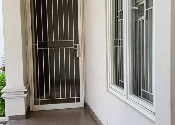 Rumah modern minimalis tengah kota Semarang daerah elit siap pakai dekat tol dekat Akpol dekat sekolah internasional disewakan di Graha Candi Golf Jangli Candisari Semarang atas