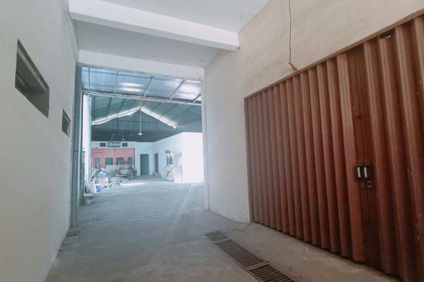 Gudang dan ruko tengah kota Semarang strategis ramai siap pakai dekat Majapahit dekat tol Gayamsari disewakan di Lamper raya Semarang tengah