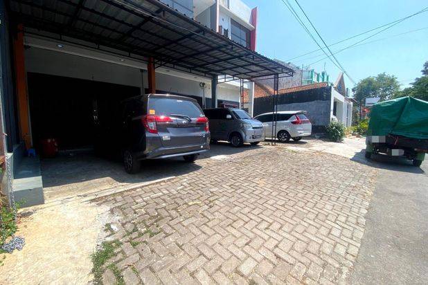 Ruko strategis ramai tengah kota Semarang dekat kampus Undip dekat pintu tol dijual di jl raya Jati raya Banyumanik Semarang selatan