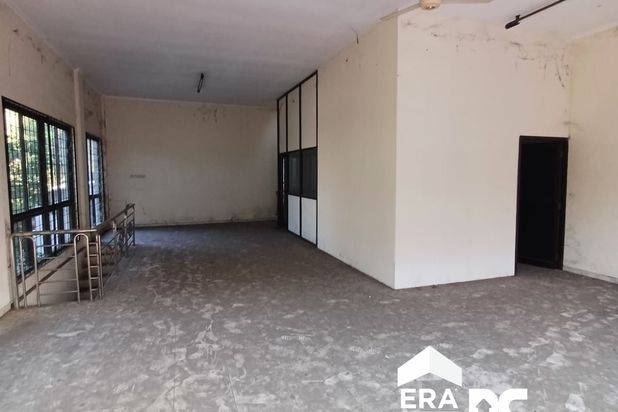 Ruko strategis tengah kota Semarang ramai dekat LIK Kaligawe dekat pelabuhan stasiun dekat kota lama cocok untuk kantor gudang disewakan di jl raya Raden patah Semarang tengah
