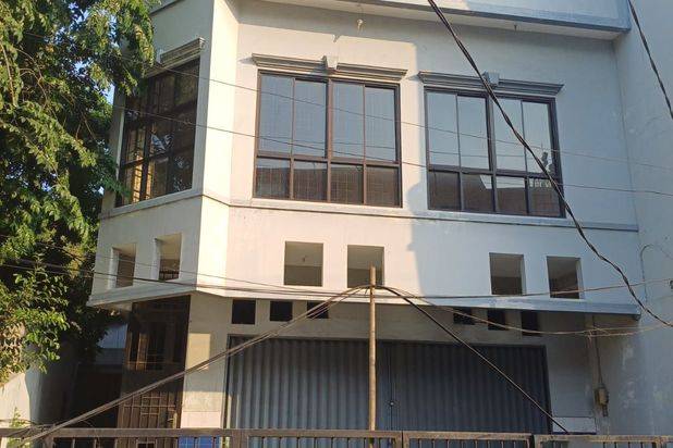 Ruko strategis tengah kota Semarang ramai dekat LIK Kaligawe dekat pelabuhan stasiun dekat kota lama cocok untuk kantor gudang disewakan di jl raya Raden patah Semarang tengah