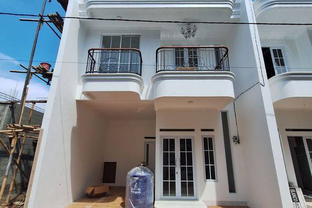 Rumah 2 Lantai Furnished Akses 800 Meter Ke Tol Depok
