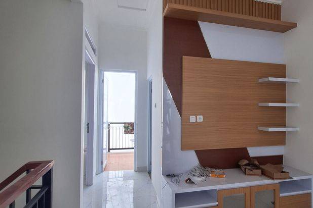 Rumah 2 Lantai Furnished Akses 800 Meter Ke Tol Depok