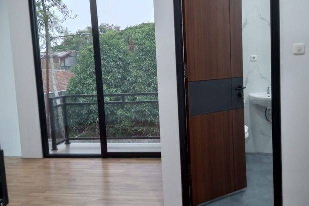 RUMAH BARU PUSAT KOTA HARGA MIRING CUMA 1Man