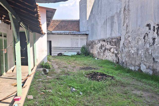 Disewakan ruko + gudang strategis jalan kesambi