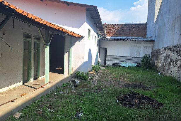 Disewakan ruko + gudang strategis jalan kesambi