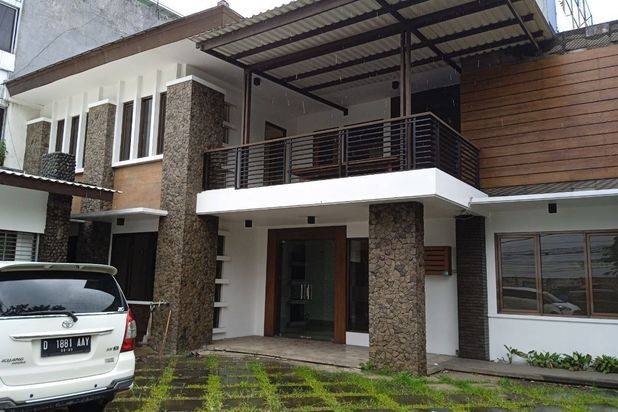 Rumah Pusat Bisnis Komersial Terusan Jalan Jakarta Bandung