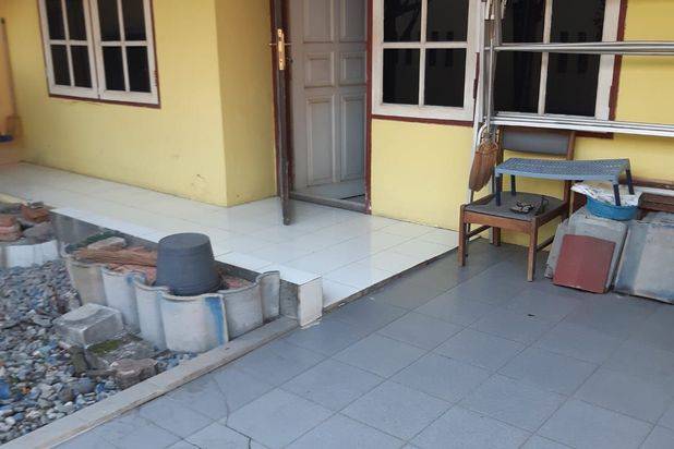 di Cluster delima harapan indah Bekasi barat rumah terawat jual cepat lingkungan cluster rapi transportasi ada akses trans jakarta ,mall,kuliner sekolah hrga sangat bs negoisasi