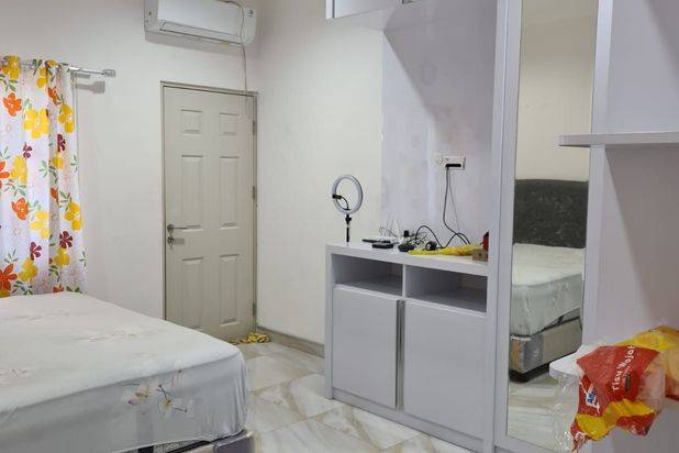 Rumah baru terletak di kota jakarta barat kebutuhan kuliner,sekolah RS,mall transportasi mudah di jangkau MRT,TRANS,COMUTTER,AKSES JALAN TOL DALKOT KE BANDARA ,PUSAT HIBURAN KELUARGA
