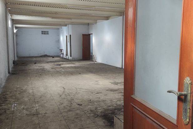 *JARANG ADA LAHAN LUAS GUDANG SIAP PAKAI DALAM KOMPLEK PERGUDANGAN DAANMOGOT*
Luas tanah 2.200 (40x55)
Luas bangunan 1.584 m2
(33 x 48)
Shgb 2028
Container 40feet
Izin Industri
Ada security
office 2lt
Harga sewa pertahun Rp 800 juta blm pajak