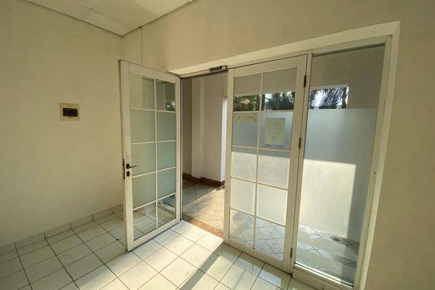 Ruko terletak di komplek perkantoran dekat ke trasnportasi trans jakarta,area bisnis,jakarta barat cocok untuk kantor