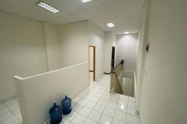 Ruko terletak di komplek perkantoran dekat ke trasnportasi trans jakarta,area bisnis,jakarta barat cocok untuk kantor