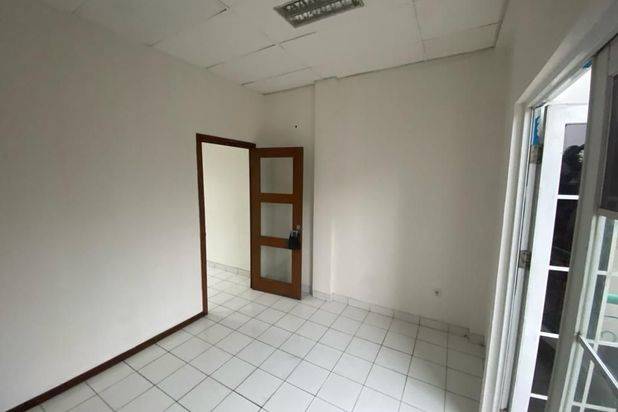 Ruko terletak di komplek perkantoran dekat ke trasnportasi trans jakarta,area bisnis,jakarta barat cocok untuk kantor