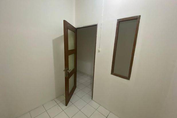 Ruko terletak di komplek perkantoran dekat ke trasnportasi trans jakarta,area bisnis,jakarta barat cocok untuk kantor