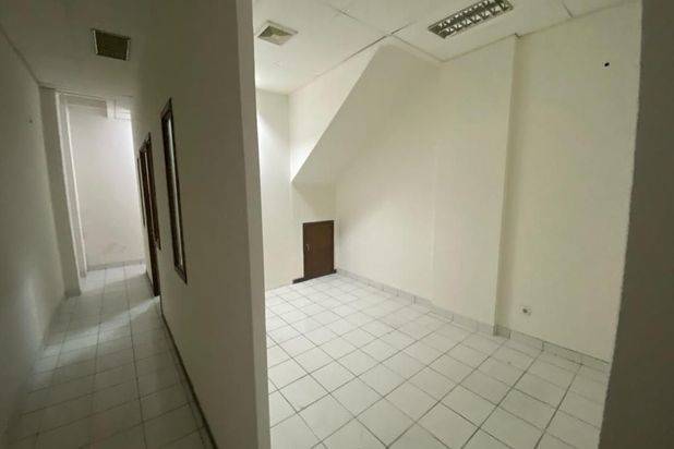 Ruko terletak di komplek perkantoran dekat ke trasnportasi trans jakarta,area bisnis,jakarta barat cocok untuk kantor