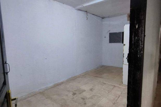 Hunian lama terawat dan perlu renovasi keunggulan jalan utama cocok buat usaha & tinggal area kuliner,konveksi jakarta barat dekat ke jalan.tol.dalam.kota