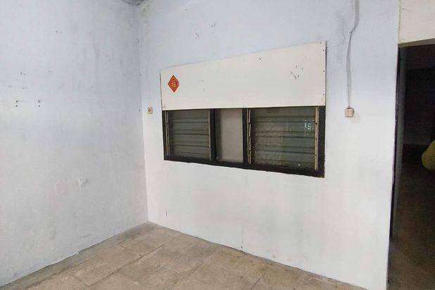 Hunian lama terawat dan perlu renovasi keunggulan jalan utama cocok buat usaha & tinggal area kuliner,konveksi jakarta barat dekat ke jalan.tol.dalam.kota