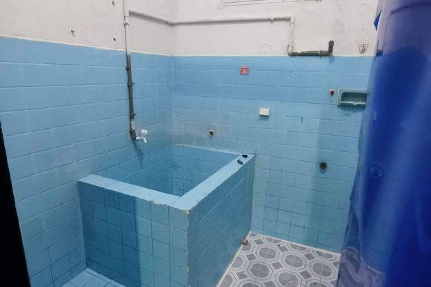 Hunian lama terawat dan perlu renovasi keunggulan jalan utama cocok buat usaha & tinggal area kuliner,konveksi jakarta barat dekat ke jalan.tol.dalam.kota