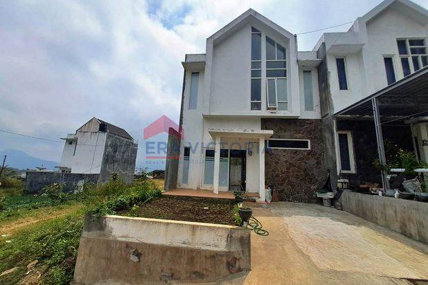 Villa 2 Lantai di Area Wisata Pujon, Coban Rondo, Petik Buah