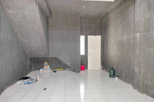 Ruko cantik 2 lantai siap pakai untuk usaha